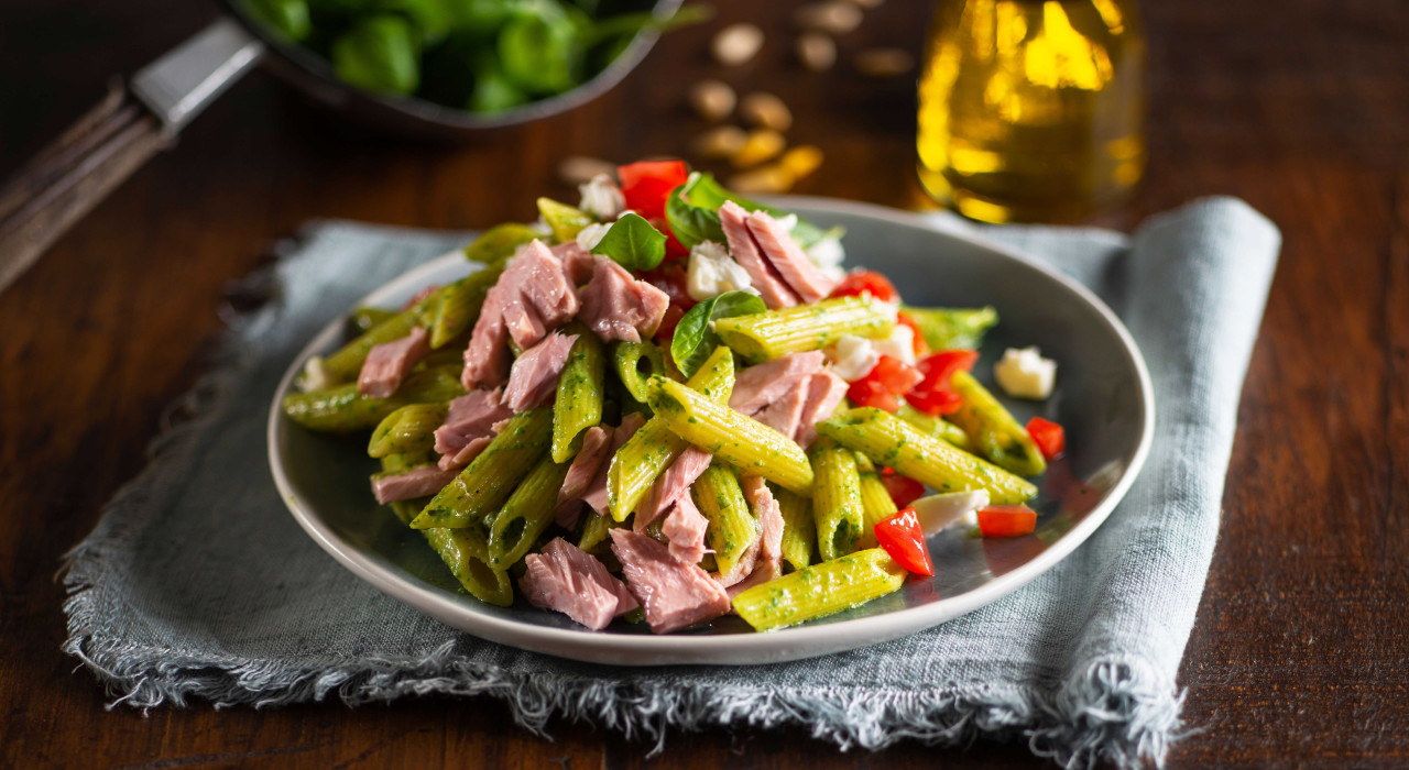 Pasta mit Basilikum-Frischkäse-Pesto, Thunfisch und Mozzarella